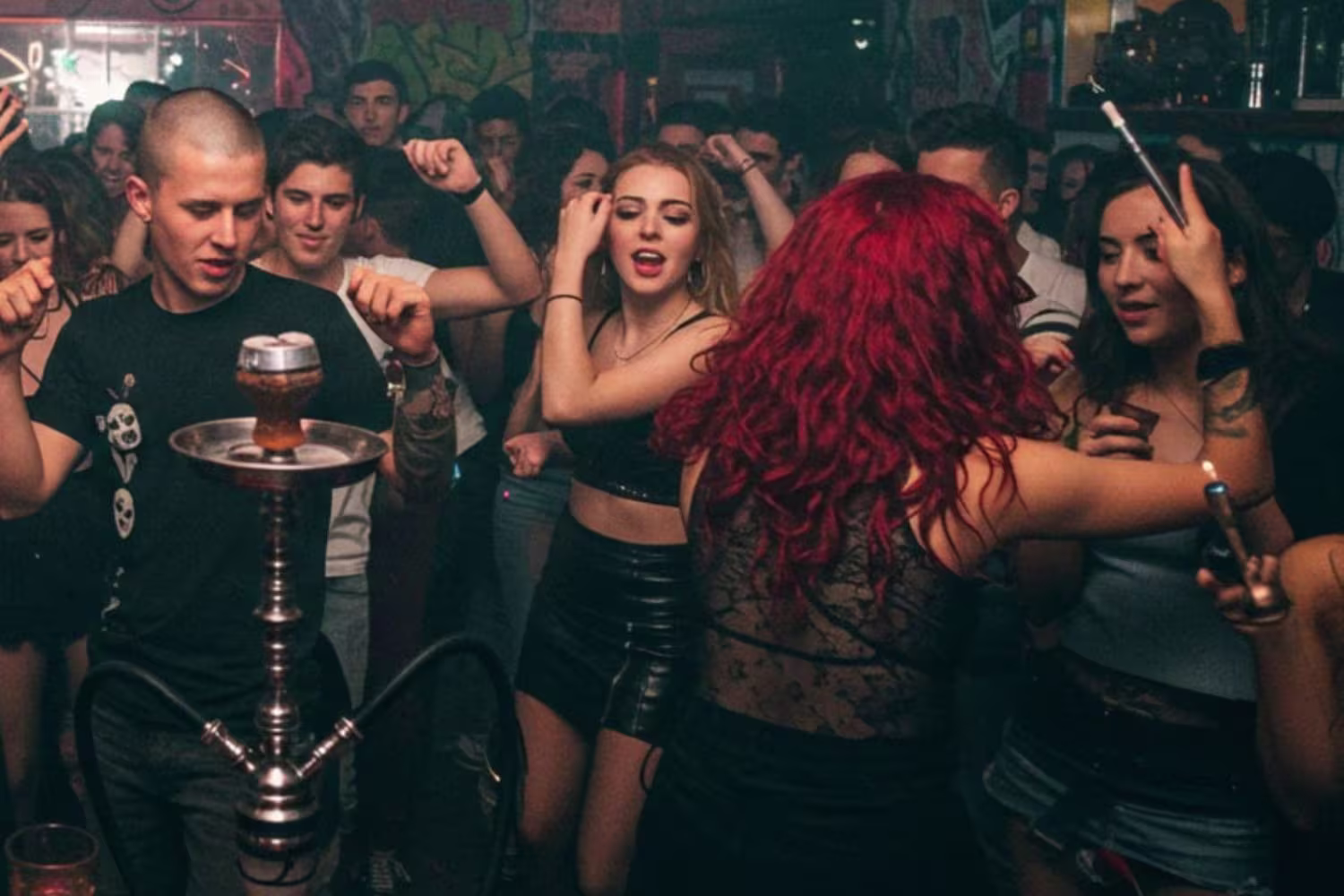 Vista aérea da Adega e Hookah Lounge El Loko em São Bernardo do Campo, com o baile funk em destaque.